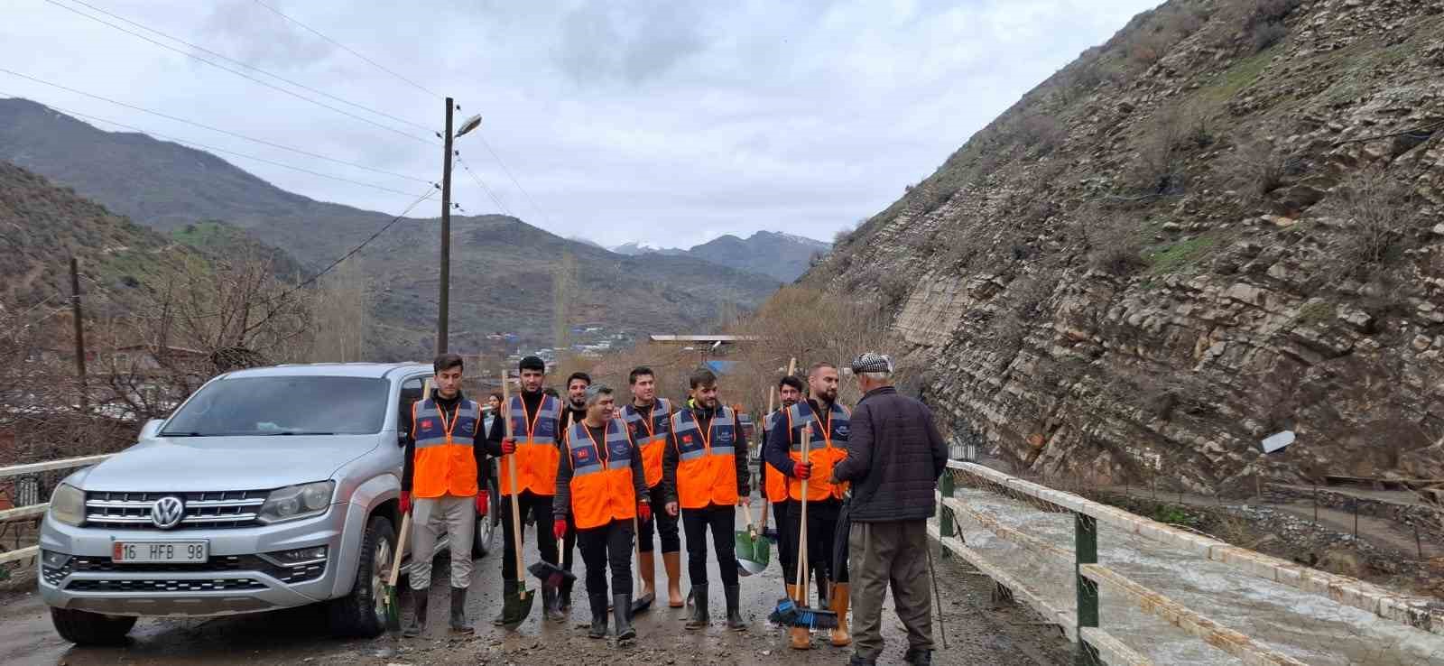 Sel sonrası 50 hayvan telef oldu, 2 ahır kullanılamaz hale geldi