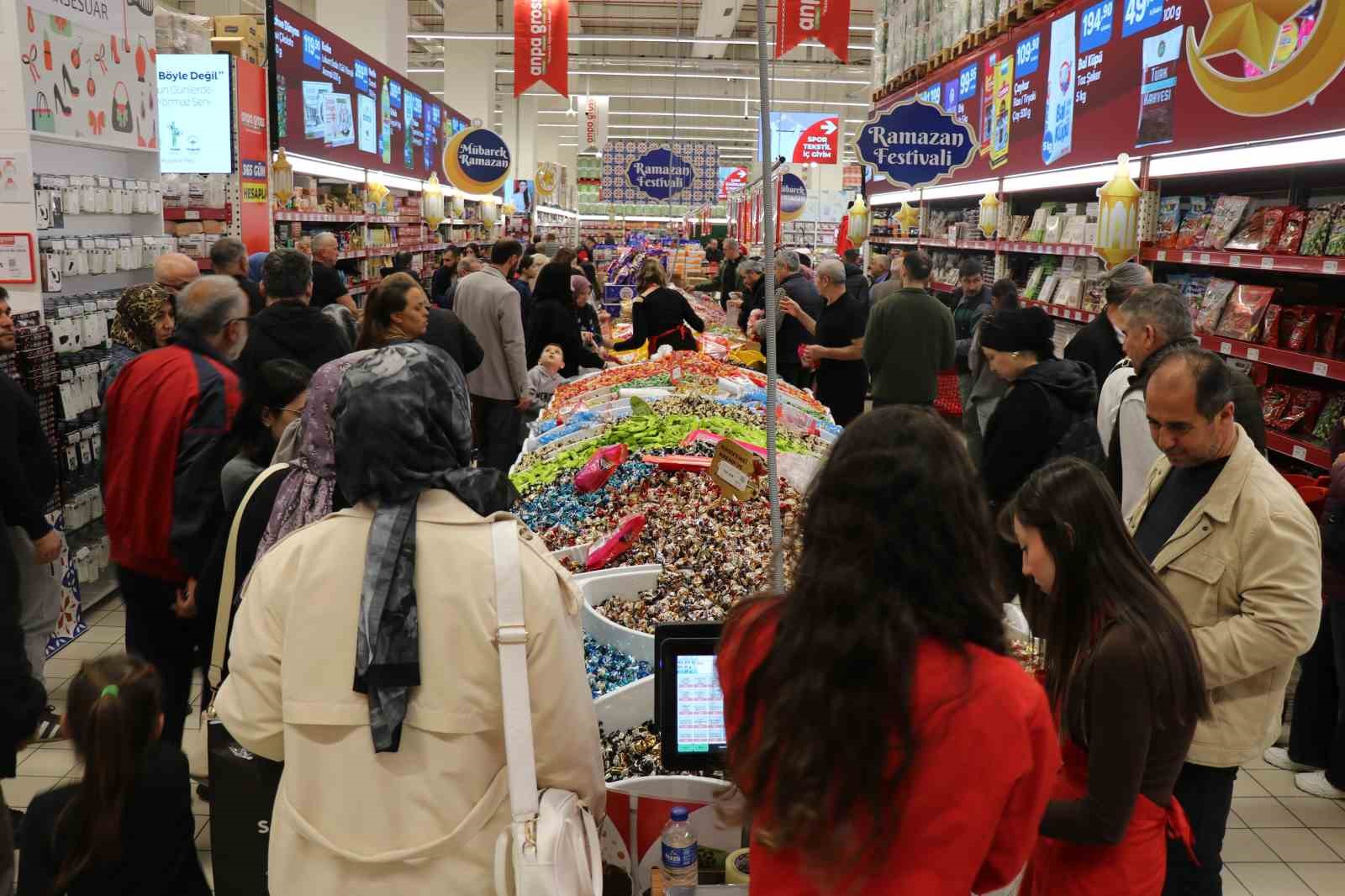 Denizli’de Ramazan Bayramı öncesi indirim kampanyaları yoğun ilgi görüyor
