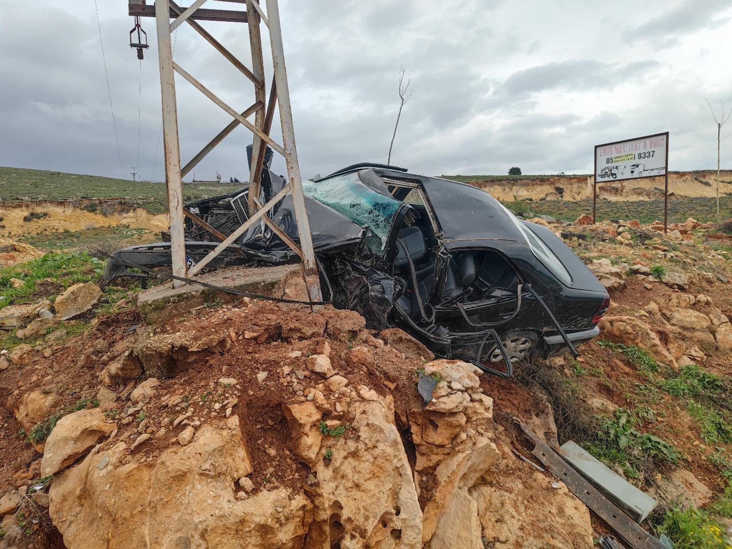 Aydınlatma direğine çarpan otomobilin sürücüsü öldü