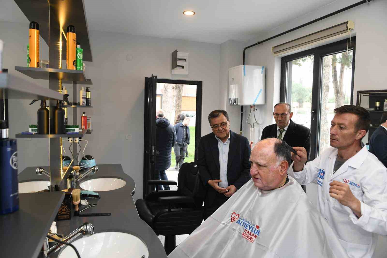 Altıeylül Belediyesi’nden emeklilere "Halk Berberi" hizmeti