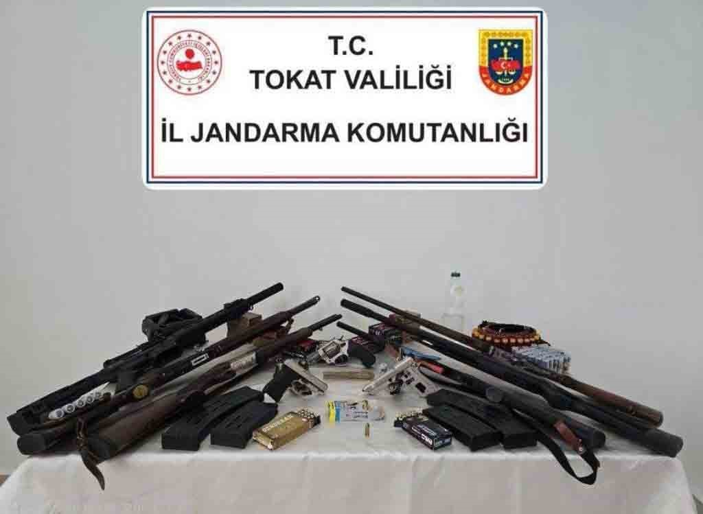 Tokat merkezli operasyonda çok sayıda silah ve mühimmat ele geçirildi