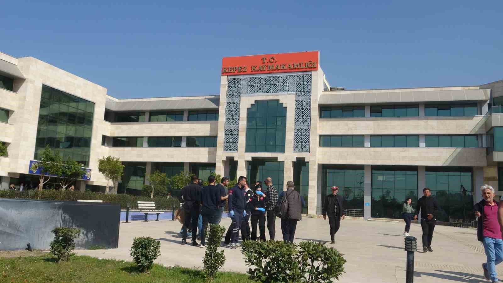 Kaymakamlık binasında ateş açarak kendini odaya kilitleyen şahıs teslim oldu