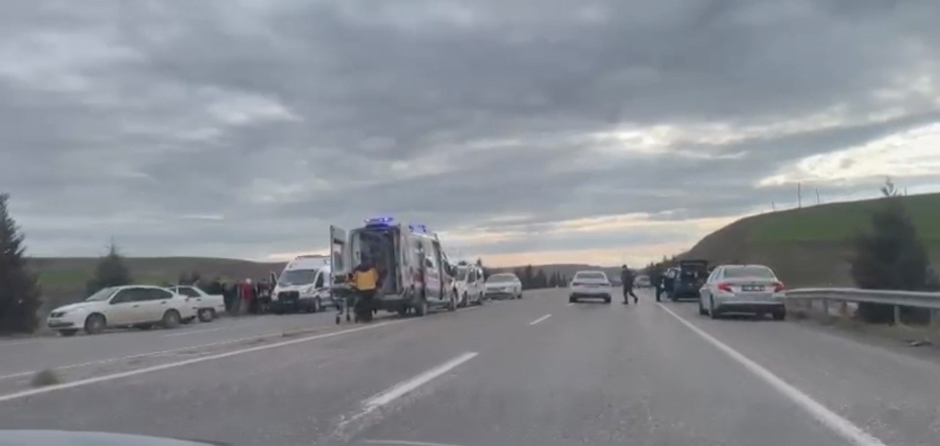 Adıyaman’da hafif ticari araç otomobille çarpıştı: 5 yaralı