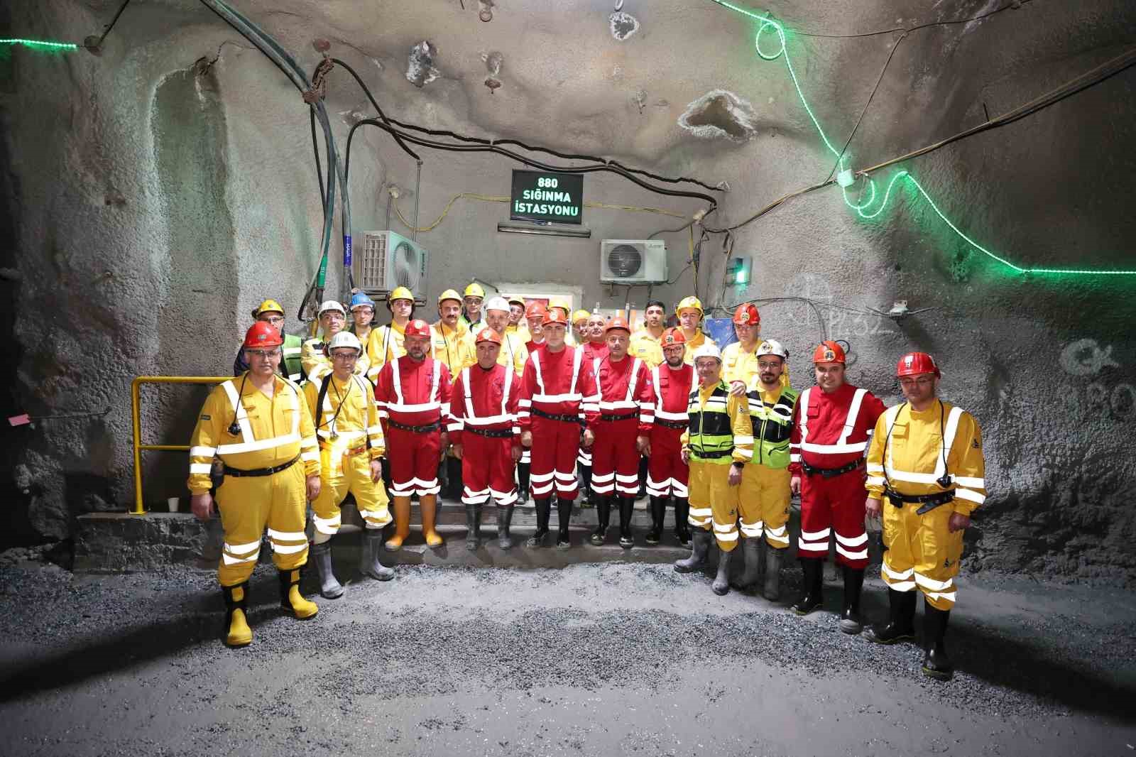 Bakan Işıkhan, yerin 320 metre altında maden işçileriyle sahur yaptı