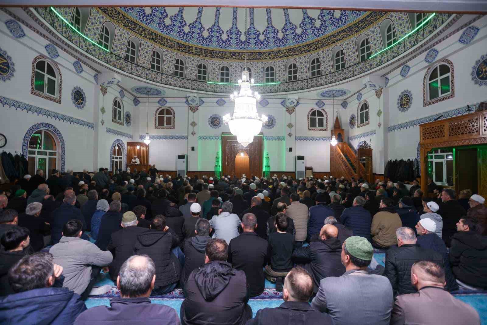 Canik’te binler Kadir Gecesi’nde ellerini semaya açtı