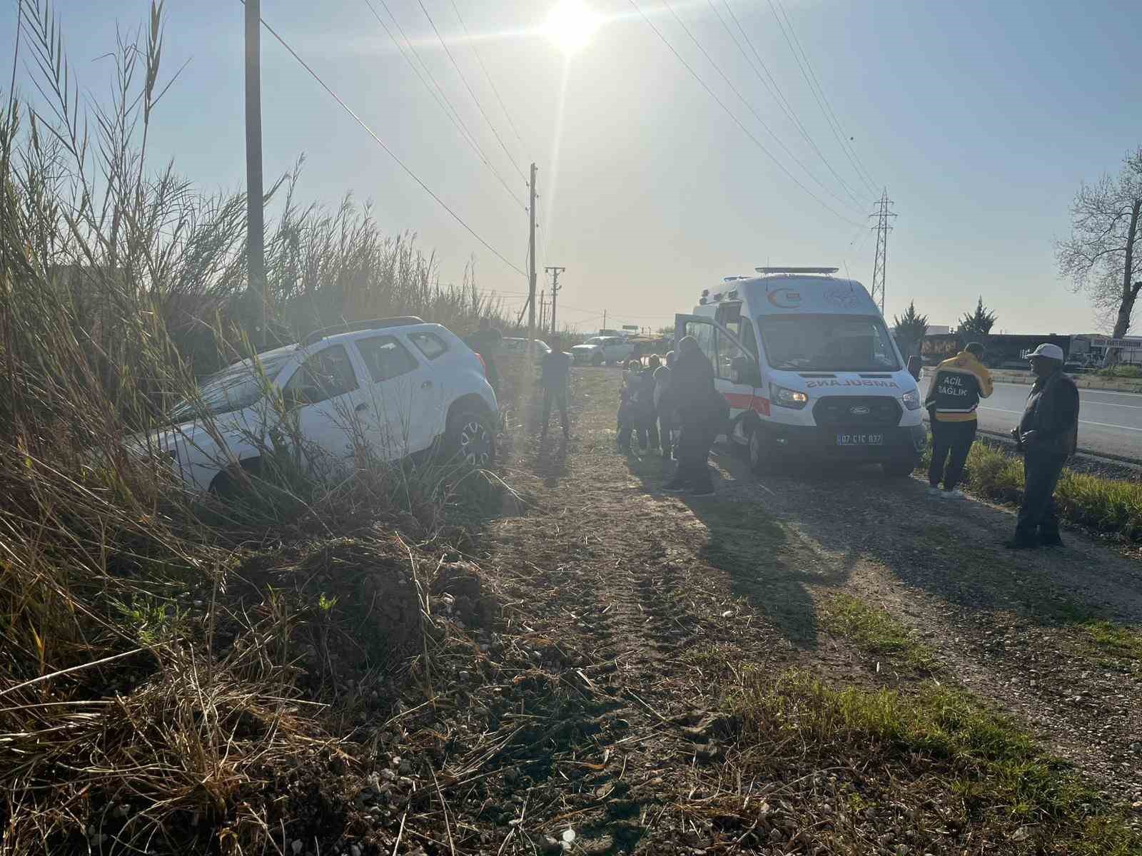 Manavgat’ta otomobil tarlaya uçtu, sürücü kazayı burnu bile kanamadan atlattı