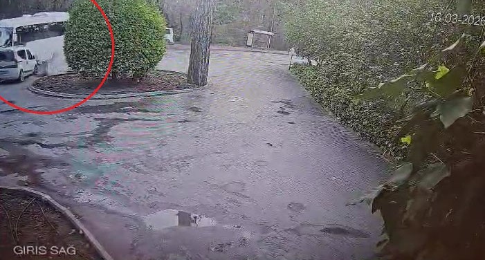 Manavgat’ta servis otobüsü ile hafif ticari araç çarpıştı