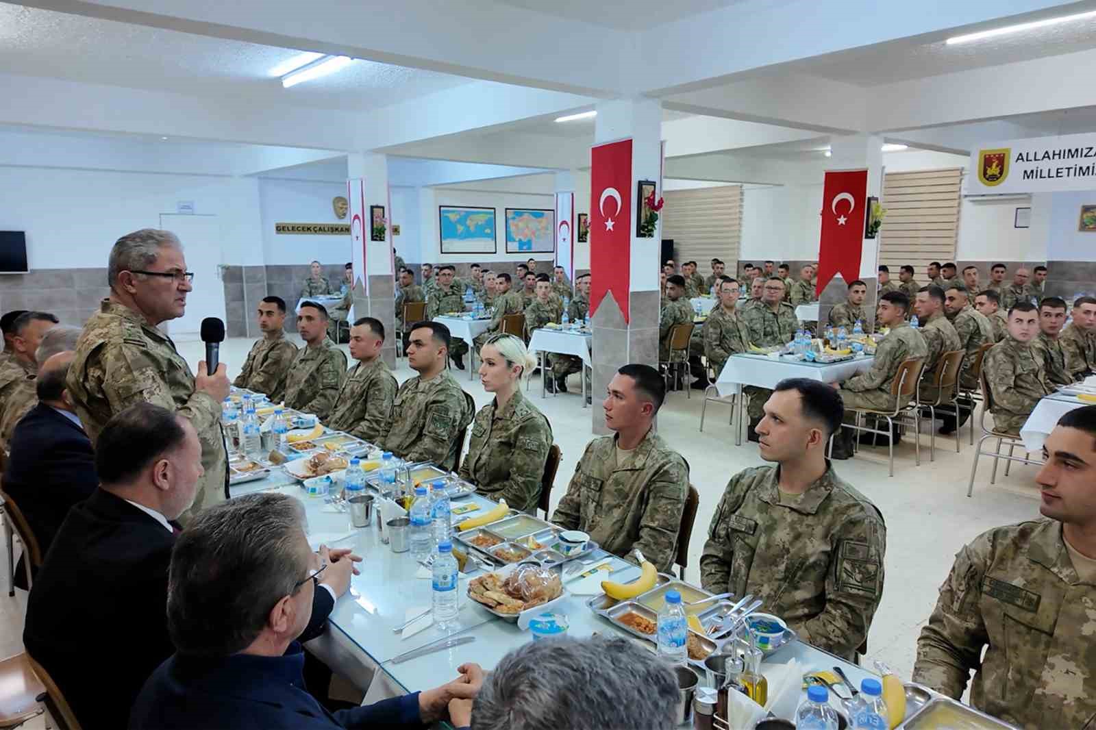 Kara Kuvvetleri Komutanı Orgeneral Tokel, KKTC Mehmetçiklerle iftarda bir araya geldi