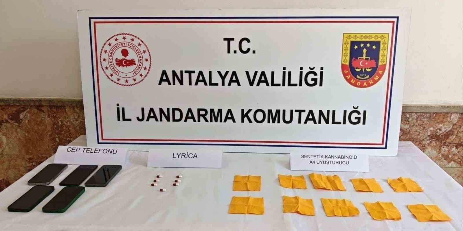 Elmalı’da durdurulan araçtan 4 bin kullanımlık uyuşturucu madde ele geçirildi
