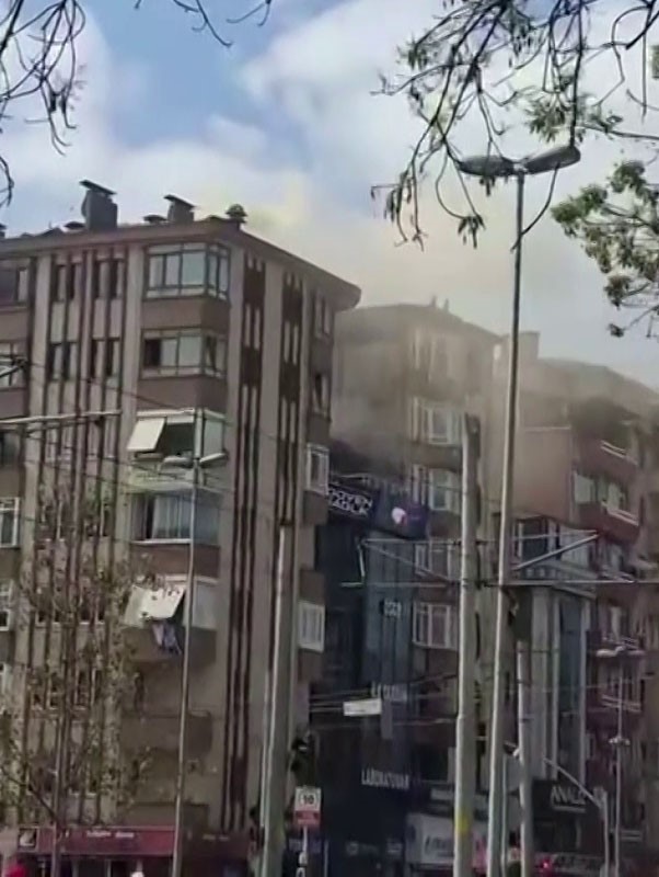 İzmit’te 7 katlı binanın çatısındaki bacadan çıkan yangın korkuttu