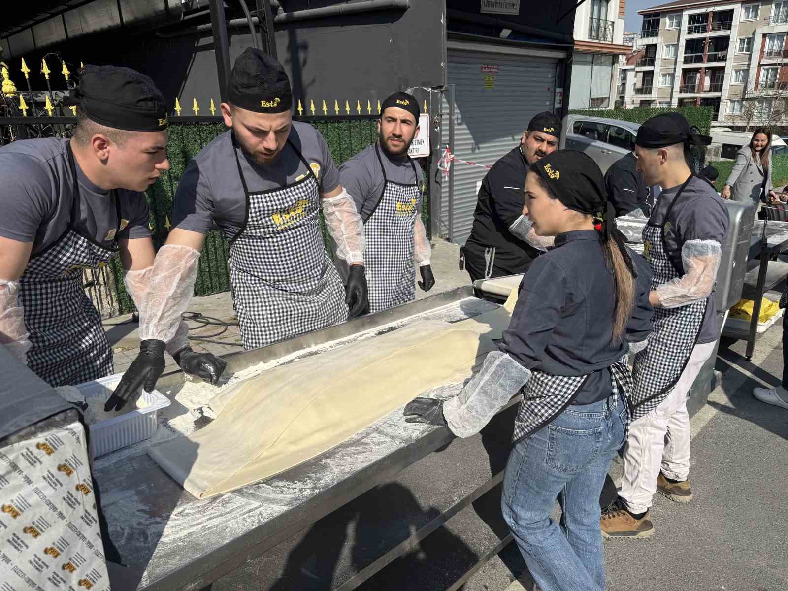 İstanbul’da lahmacun rekoru: 63 metrelik dev lahmacun Guinness’e girdi