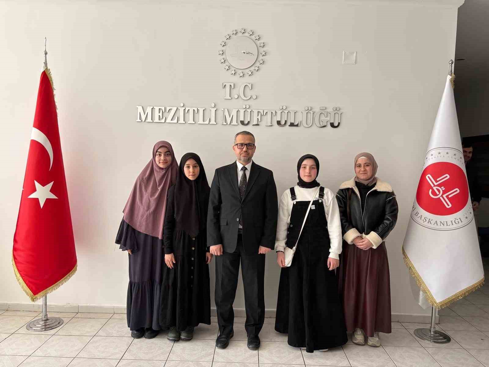 Mersin’de 6 ayda hafız olan 4 öğrenci altınla ödüllendirildi