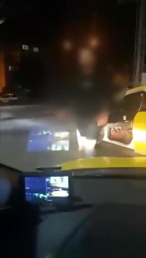 Taksici, meslektaşının önünü kesip tehdit etti