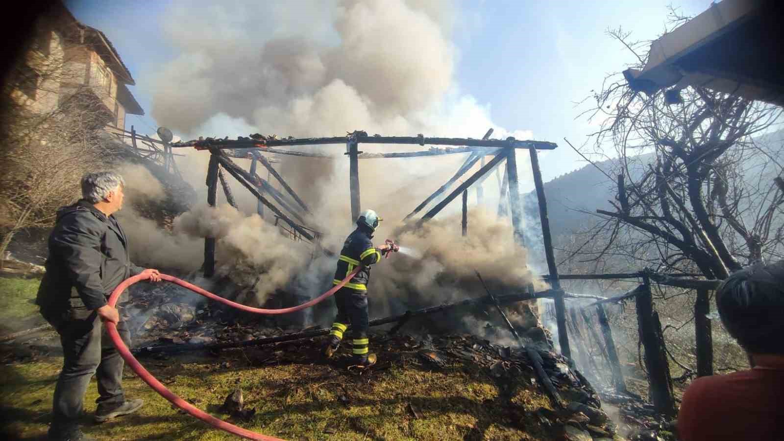 Kastamonu’da çıkan yangında samanlık kullanılamaz hale geldi