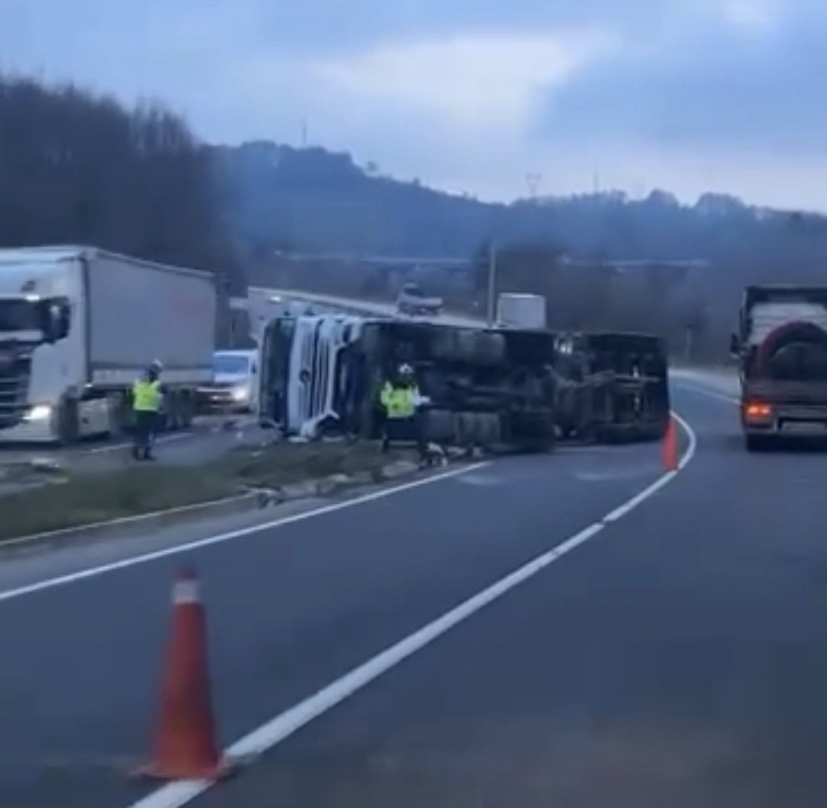 Virajı alamayan çimento tankeri devrildi: 1 yaralı
