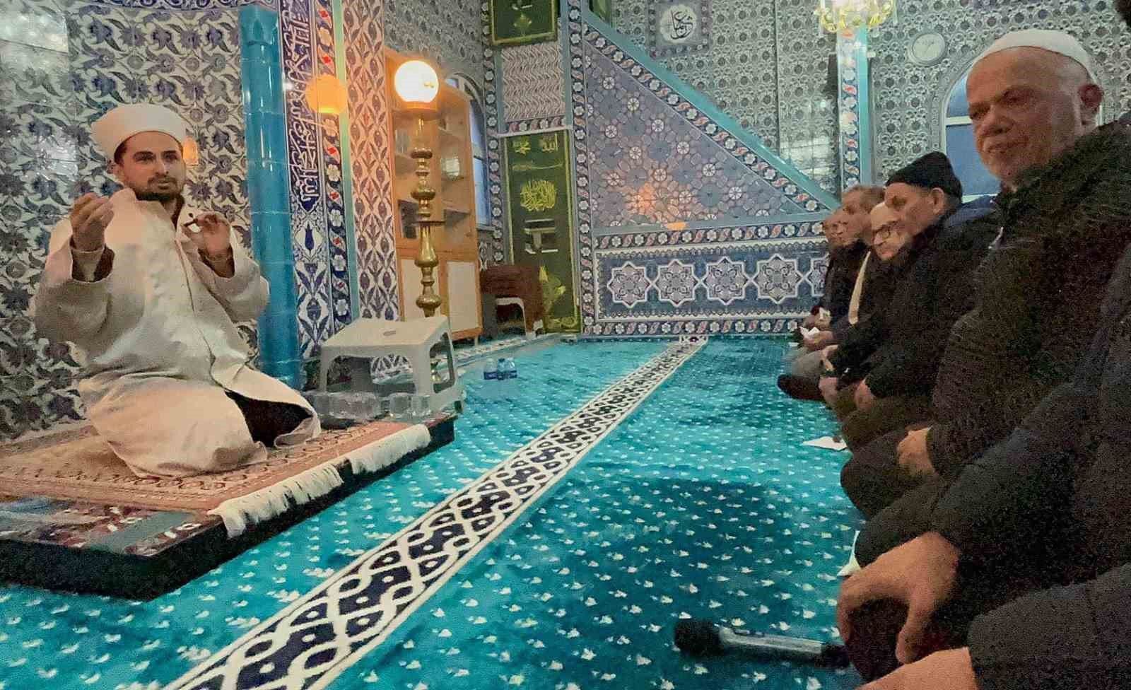 İmamın cemaate telefon tepkisi