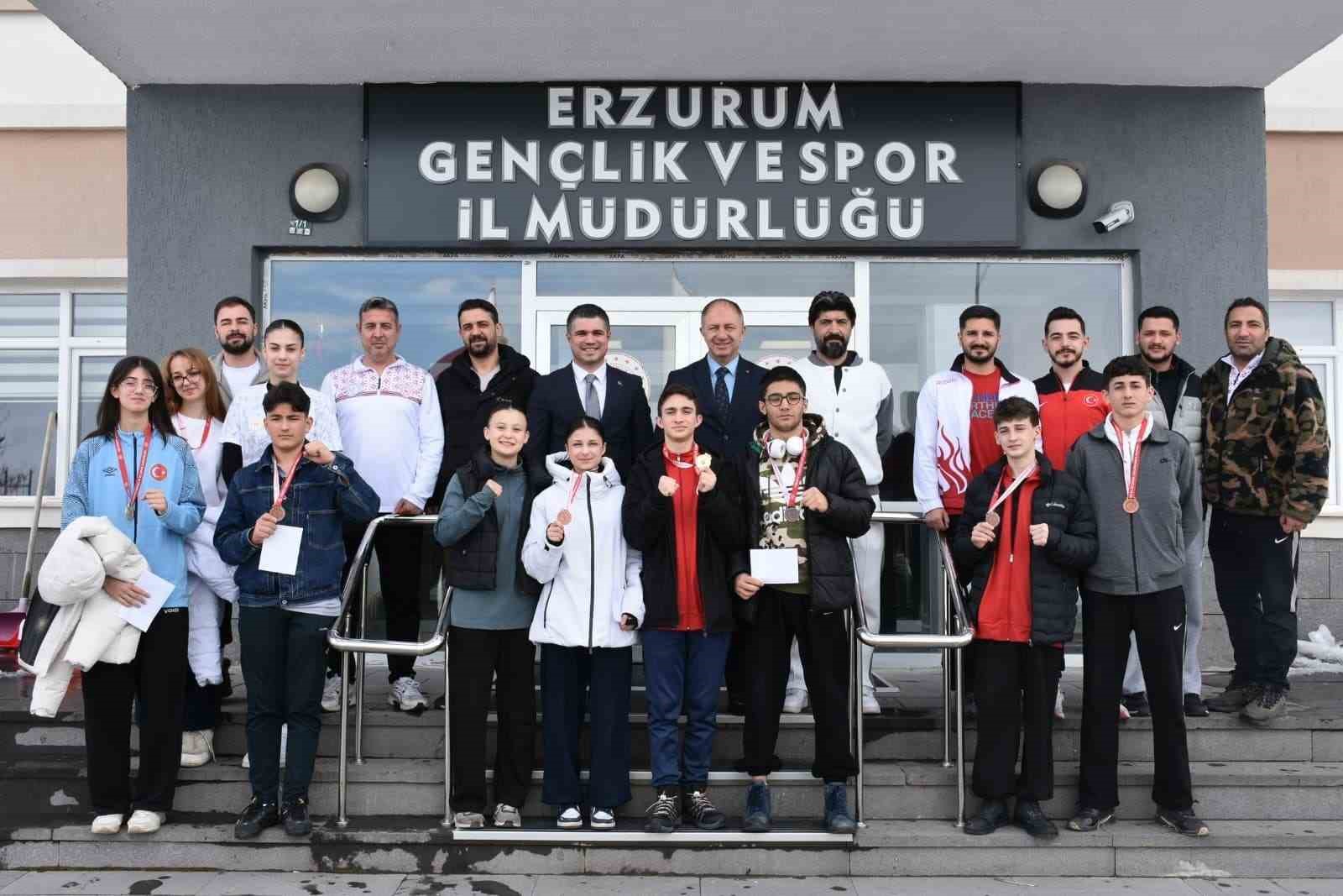 Şampiyon taekwondocular ödüllendirildi