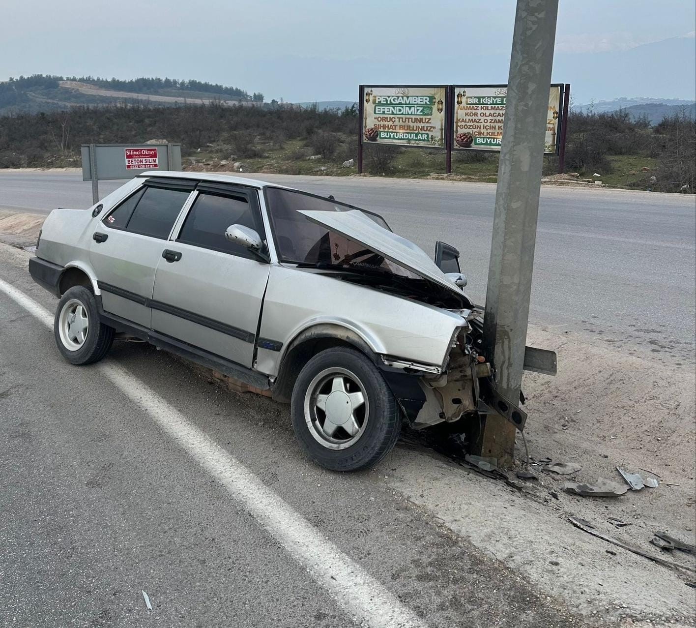 Bursa’da otomobil direğe çarptı, 1 yaralı