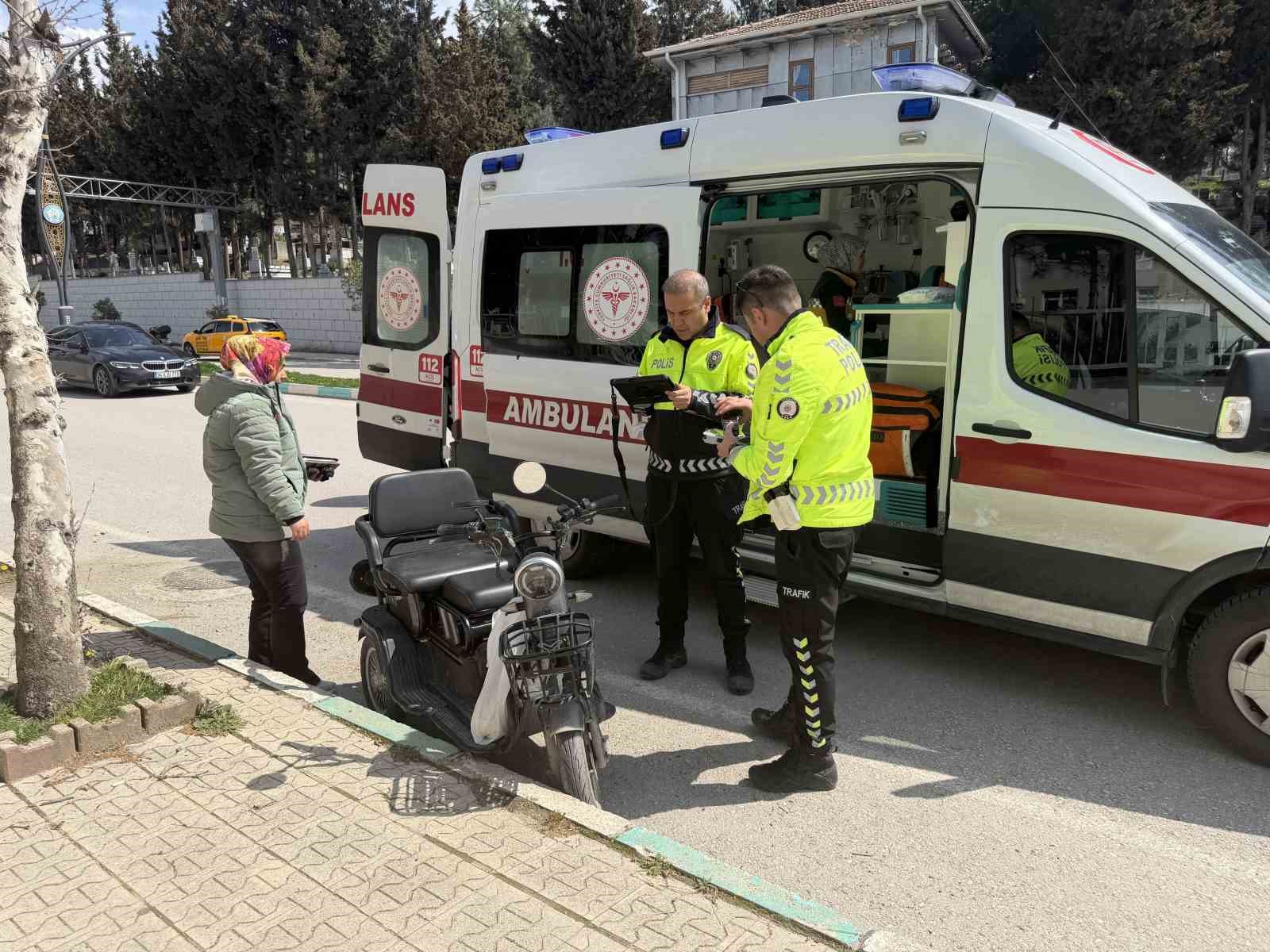 Osmaniye’de kontrolden çıkan şarjlı motosiklet kaldırıma çarptı: 1 yaralı