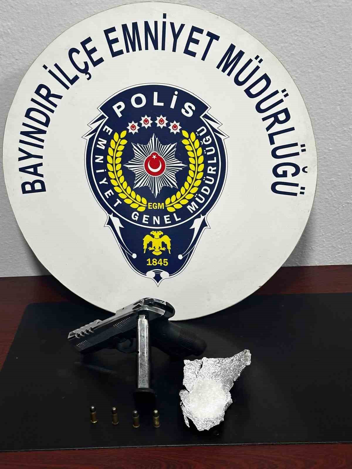 İzmir’de iş yerinde uyuşturucu ve ruhsatsız tabanca ele geçirildi