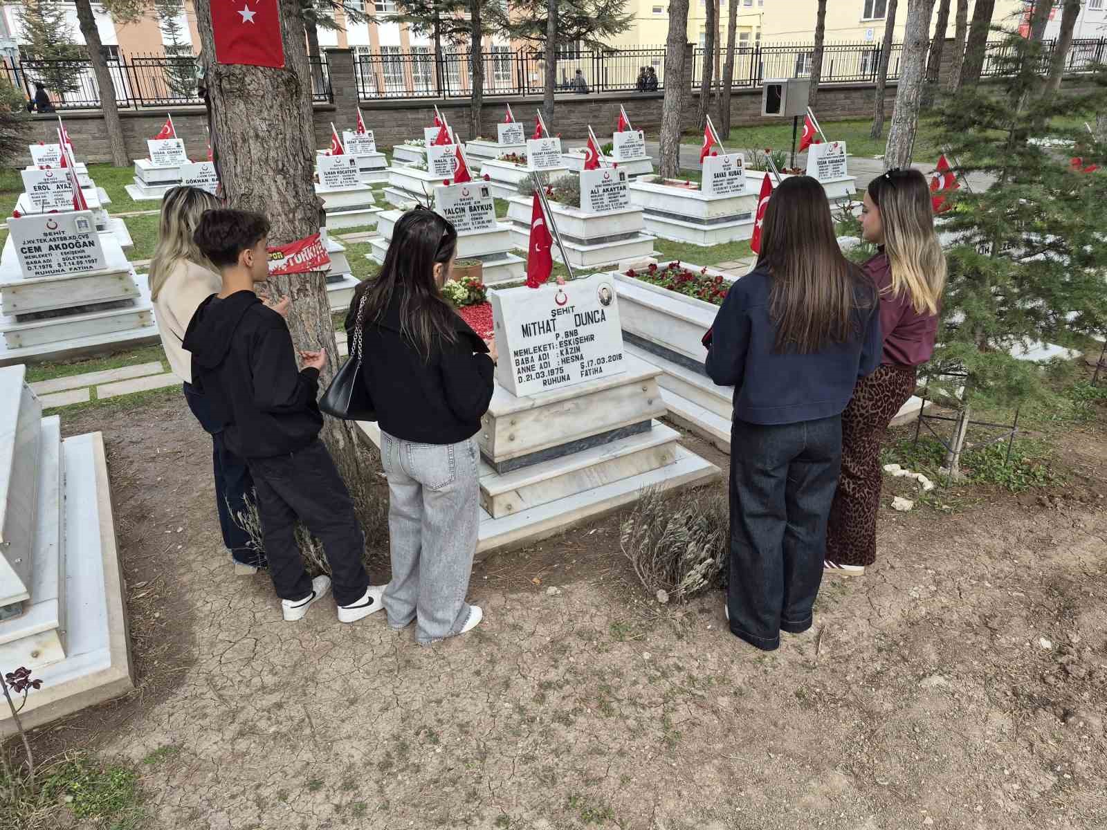 Eskişehirliler 18 Mart’ta şehitlerini unutmadı