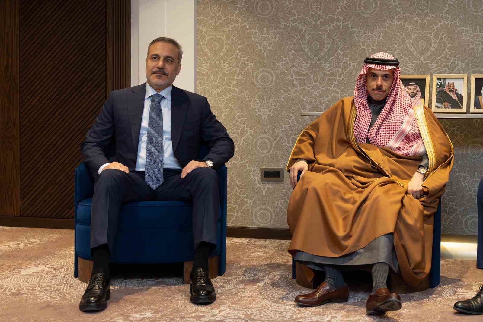 Dışişleri Bakanı Fidan, Katarlı ve Ürdünlü mevkidaşları ile bir araya geldi