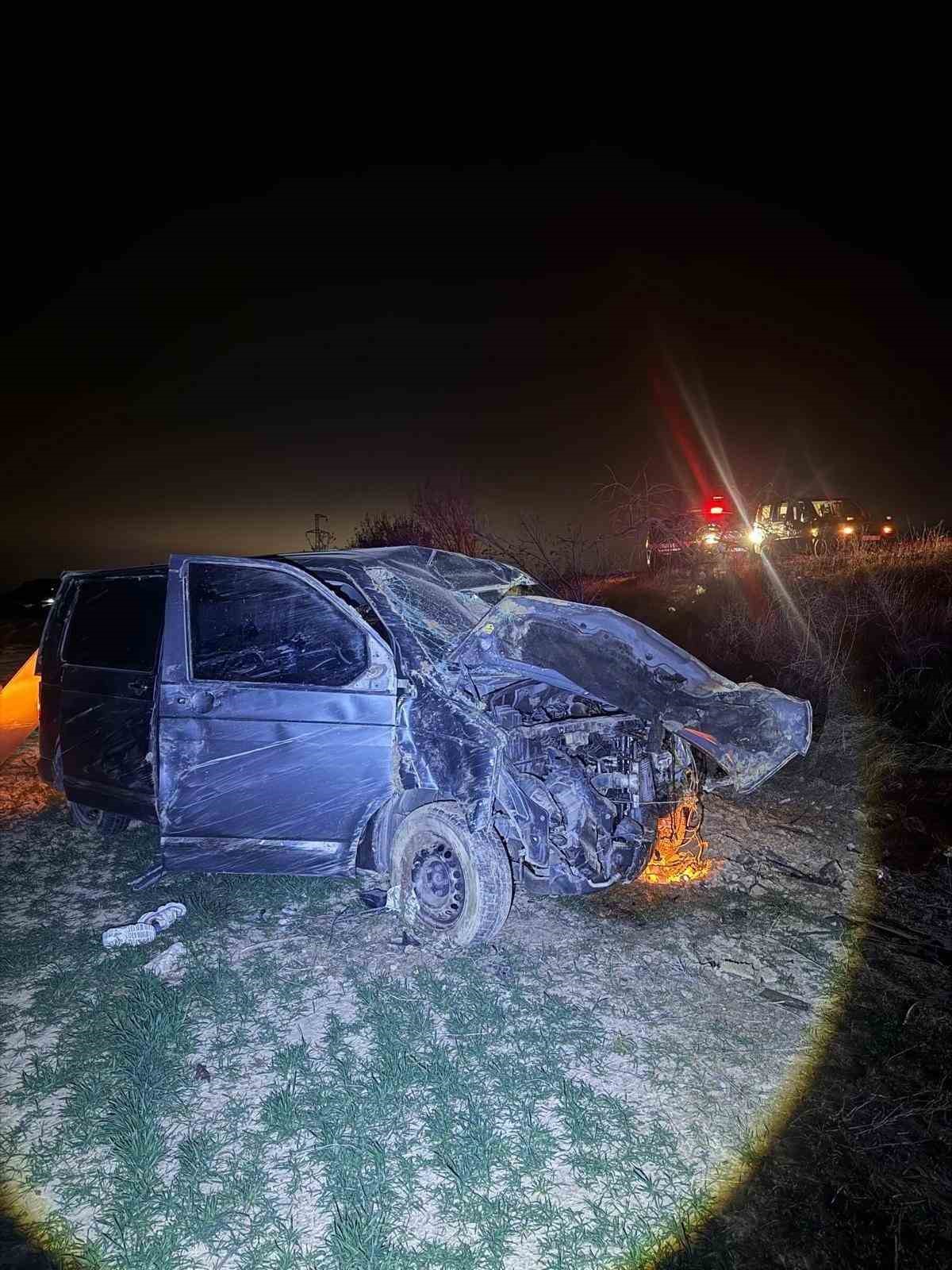 Ağaca çarpan kamyonette 4 kişi yaralandı