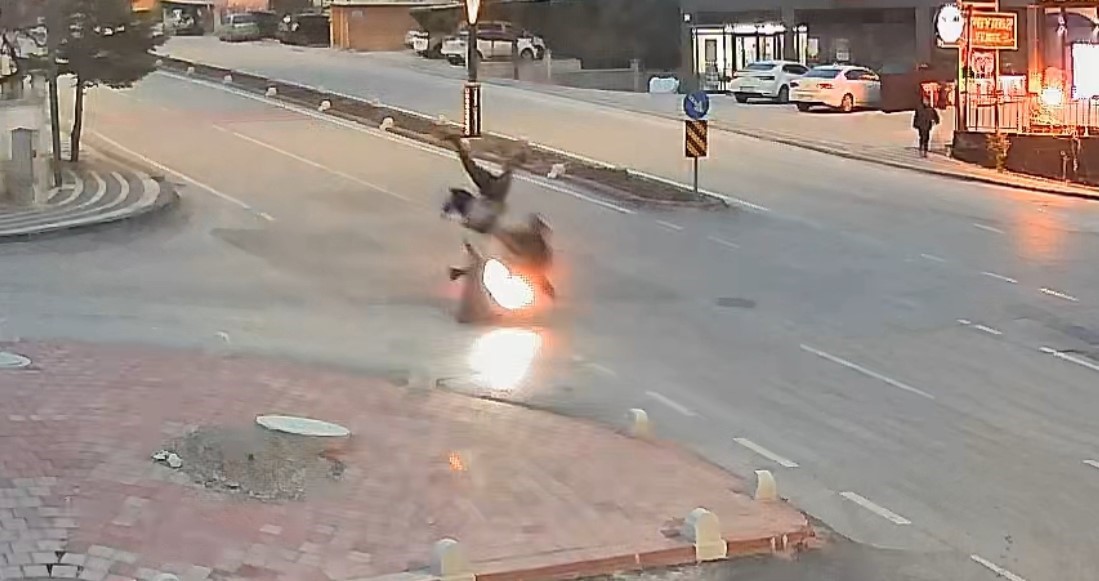 Motosikletin yayayı havaya uçurduğu an kameraya yansıdı: 2 yaralı