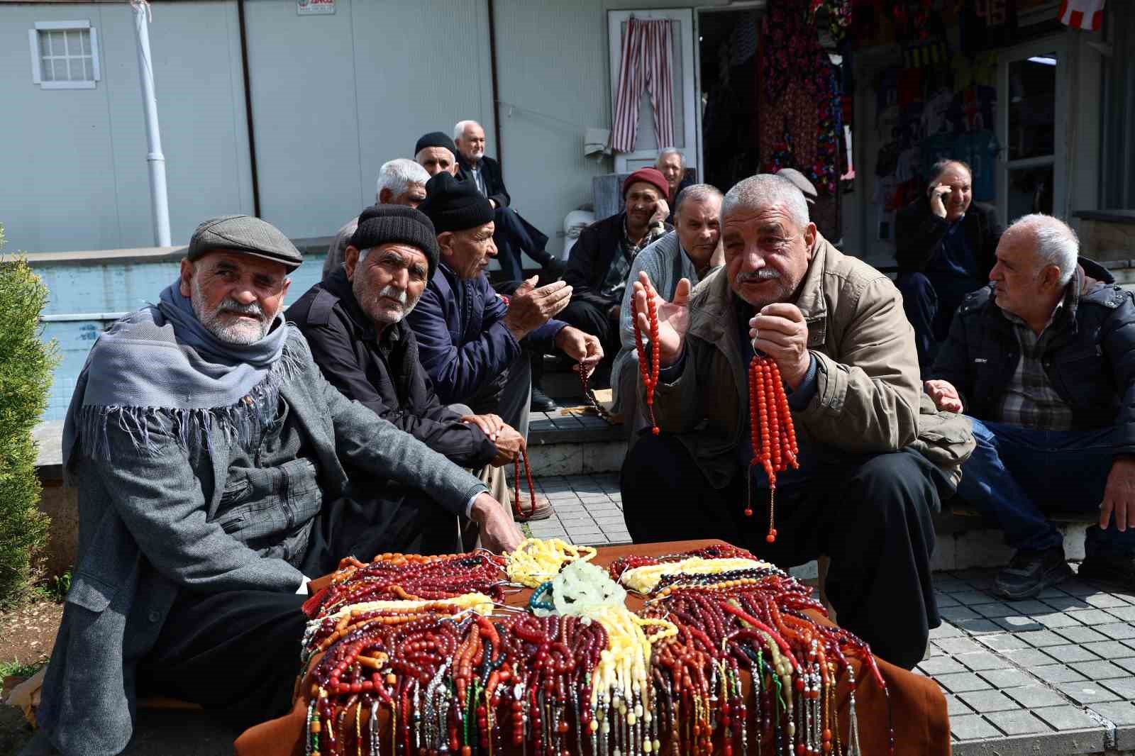 Kahramanmaraş’ta Ulu Cami Meydanı’nın müdavimleri