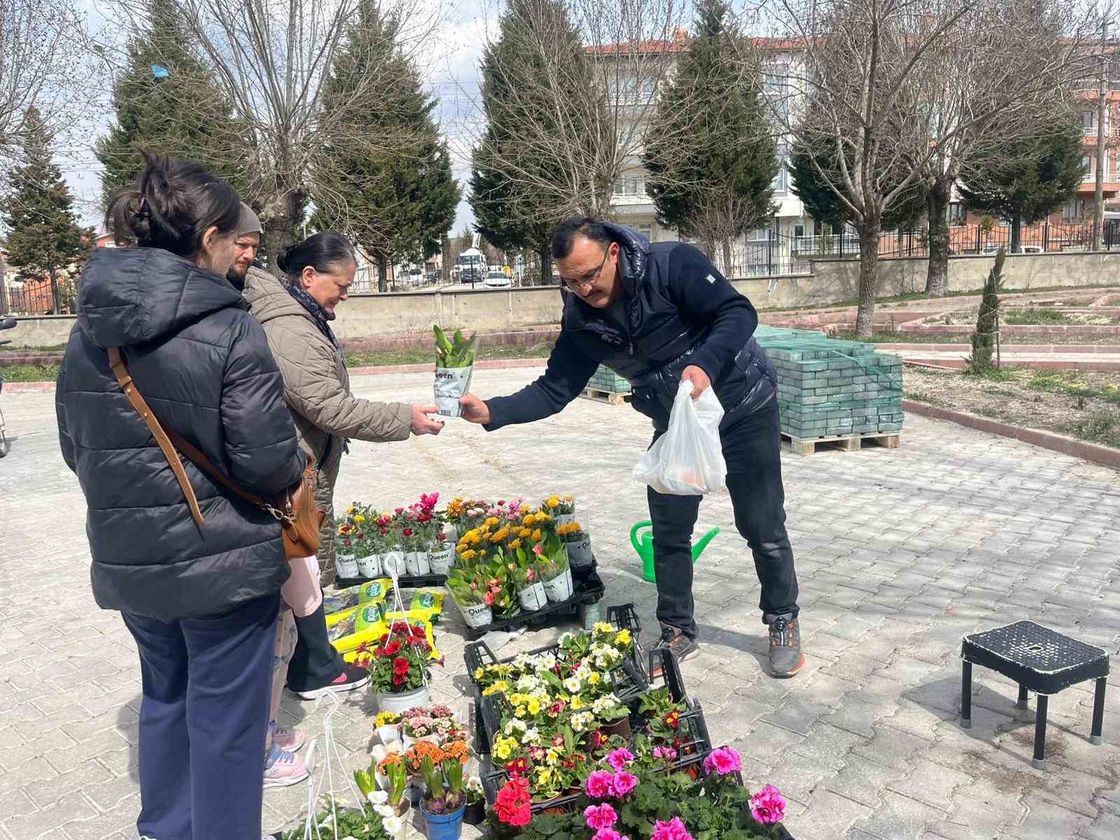 Kütahya Tavşanlı’da bayram öncesi mezarlıkta çiçek yoğunluğu
