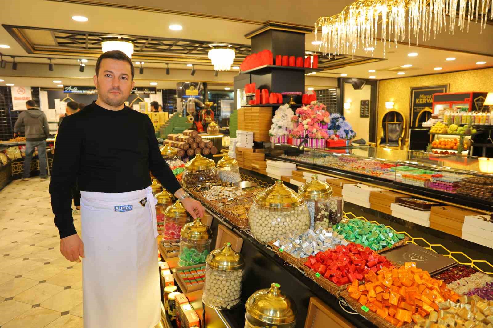 Kahramanmaraş’ta tezgahlar şeker ve çikolatalarla süslendi