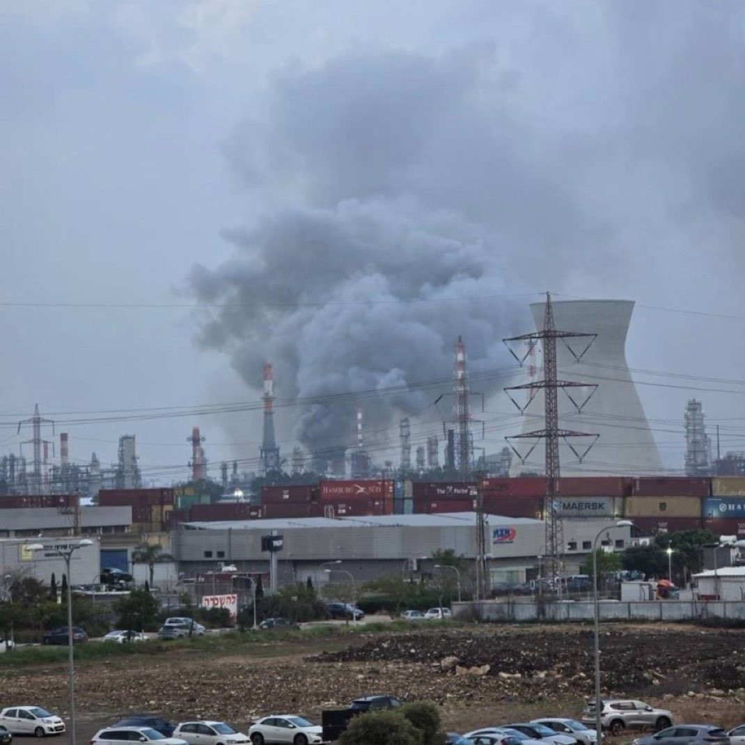 İran, İsrail’deki Hayfa Petrol Rafinerisi’ni hedef aldı