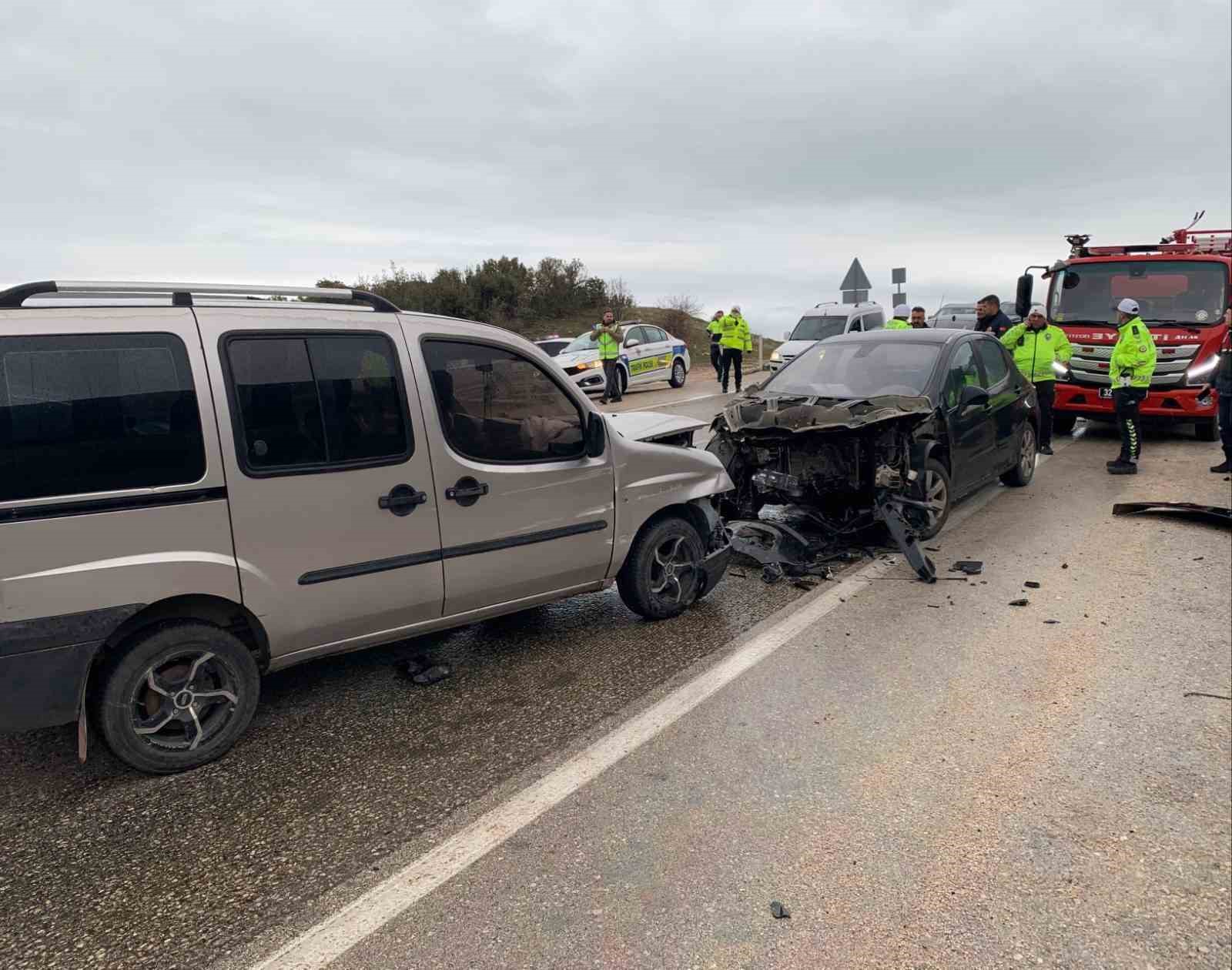 Eğirdir’de 3 aracın karıştığı kazada 8 kişi yaralandı