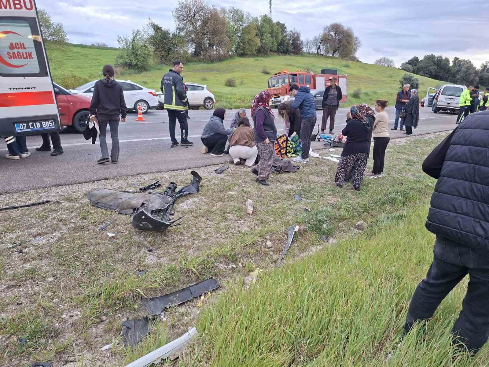 Bayram yolunda feci kaza: Otomobiller kafa kafaya çarpıştı, 7 kişi yaralandı