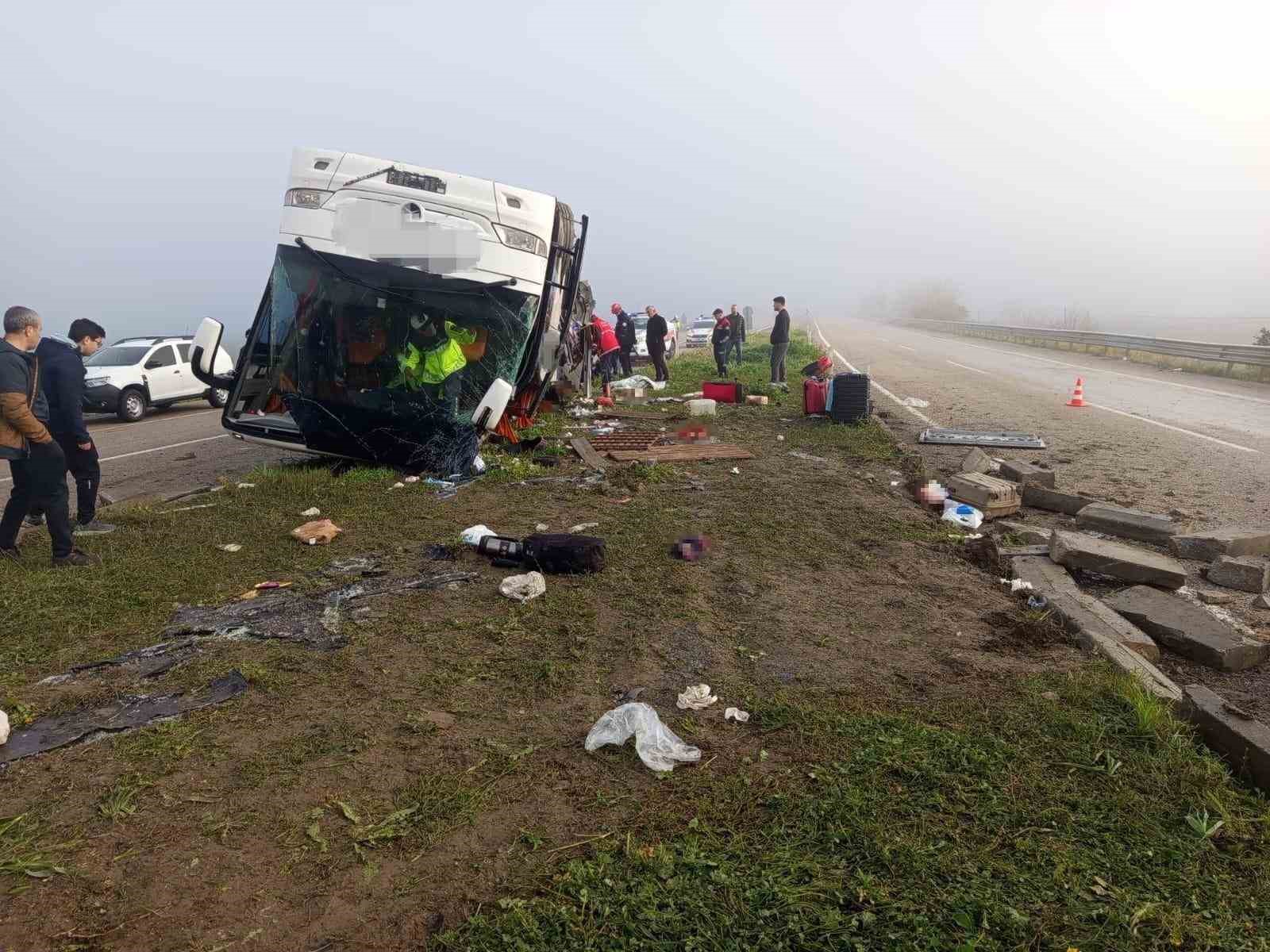 Kozan’da yolcu otobüsü devrildi: 2 ölü, 17 yaralı
