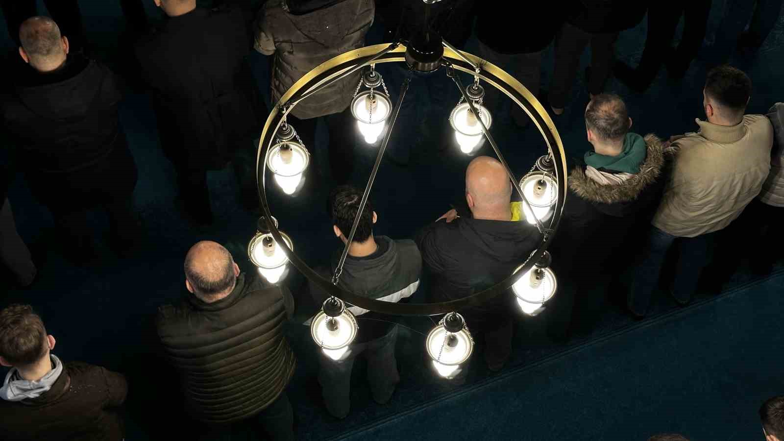 Yağmura rağmen camiler bayram namazı için dolup taştı