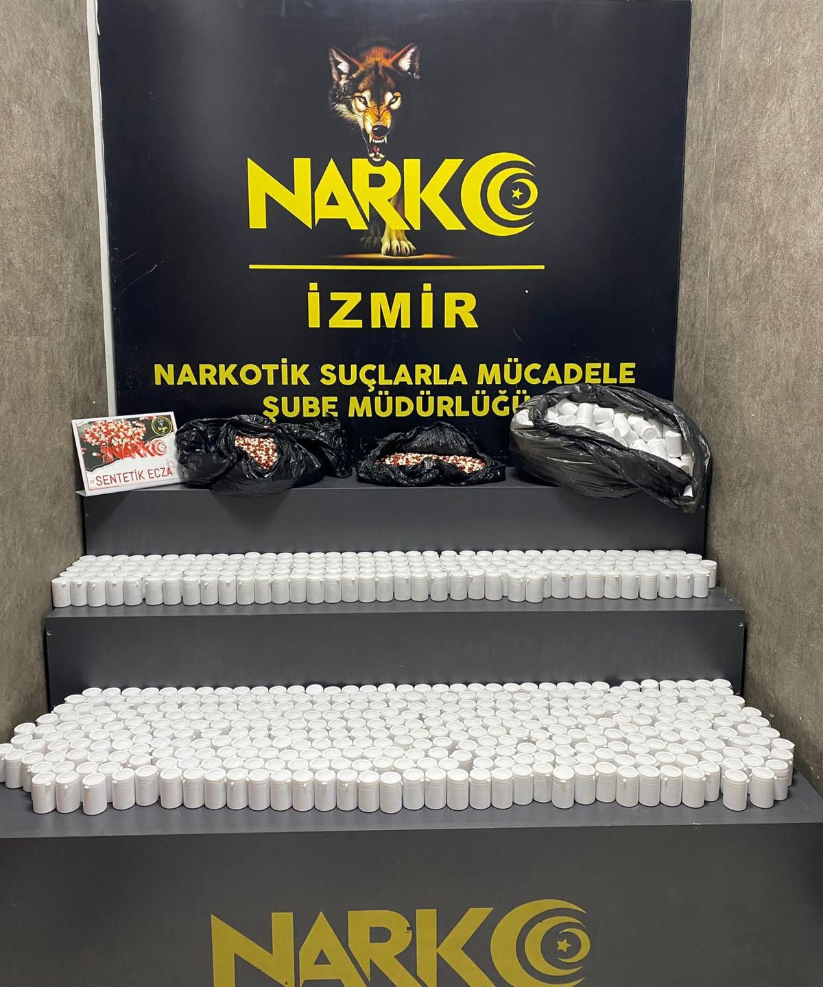 İzmir’de bir araçta 84 bin sentetik ecza ele geçirildi