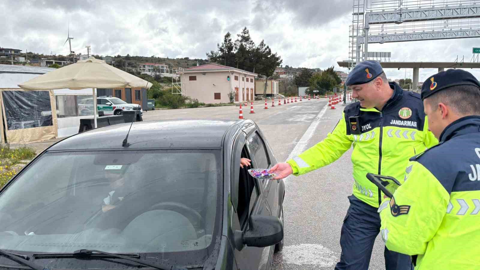 Çeşme’de jandarmadan anlamlı bayram jesti