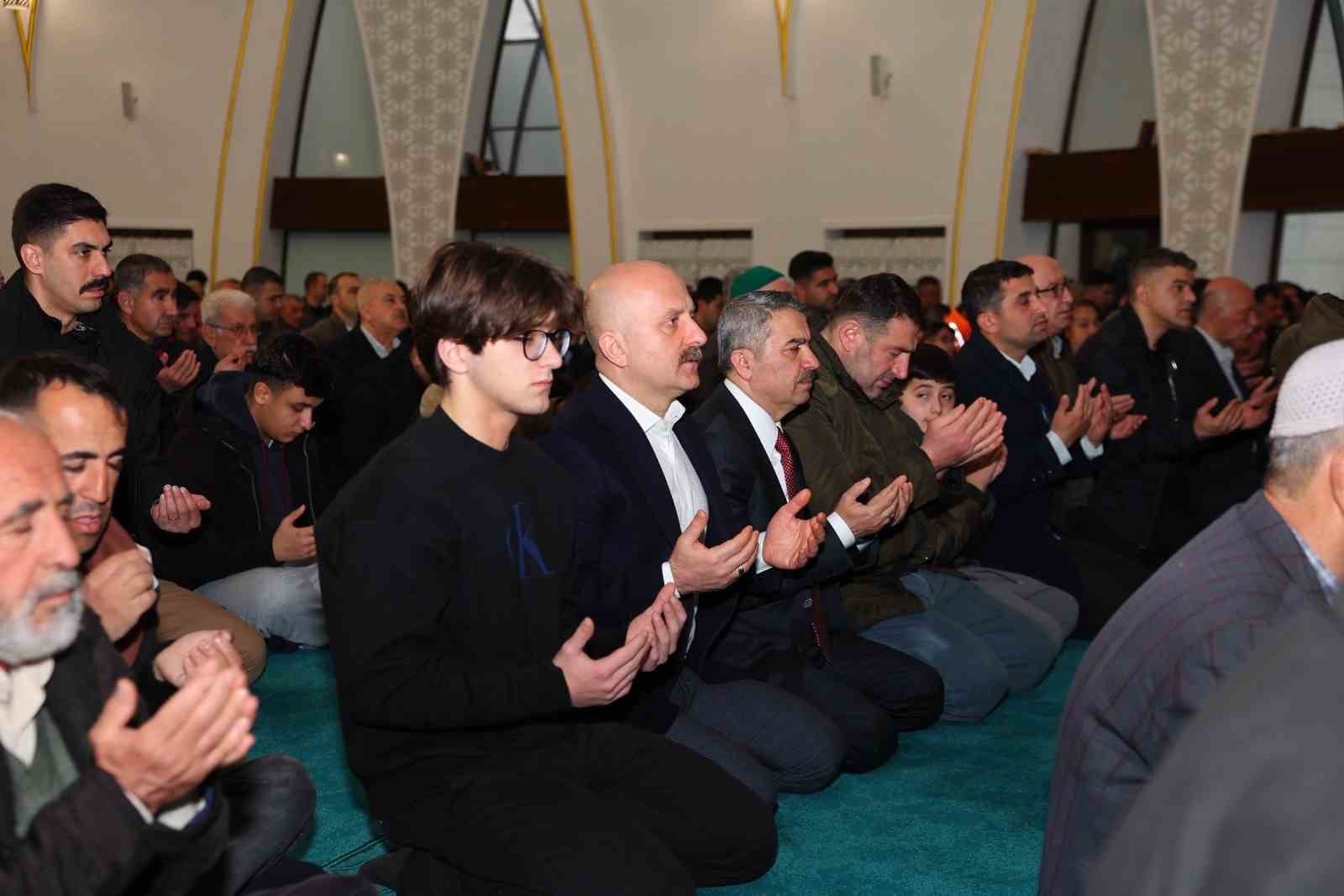 Adıyaman’da bayram namazı sonrası protokol vatandaşlarla bayramlaştı