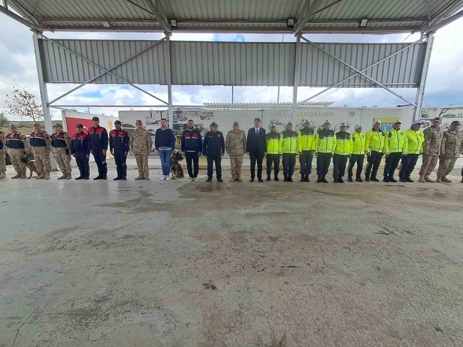 Vali Kalaylı uygulama noktasında güvenlik güçleri ve vatandaşlarla bayramlaştı