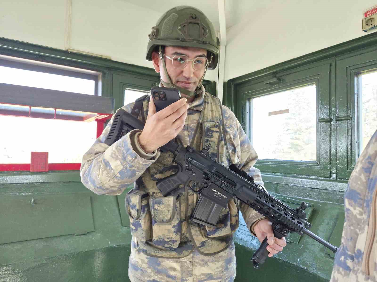 Telefondan annesiyle bayramlaşan Mehmetçik’in duygu dolu anları