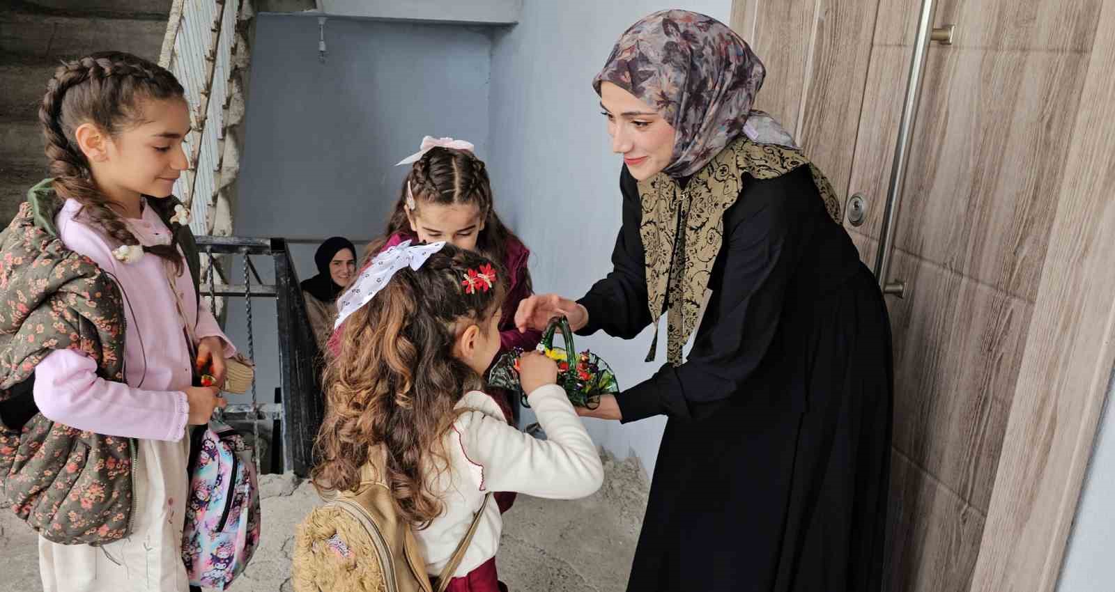 Hasköy’de bayram geleneği sürüyor: Çocuklar kapı kapı şeker topladı