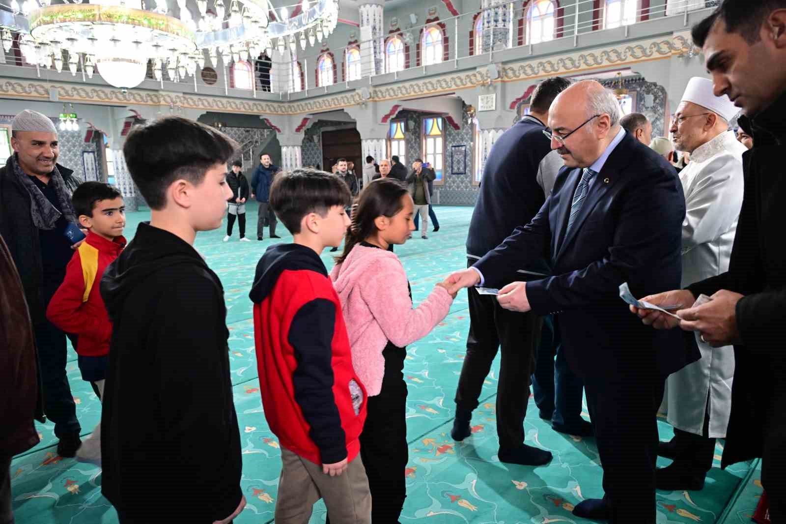 Vali Köşger bayram sevincini görevi başındaki personeller ve vatandaşlarla paylaştı