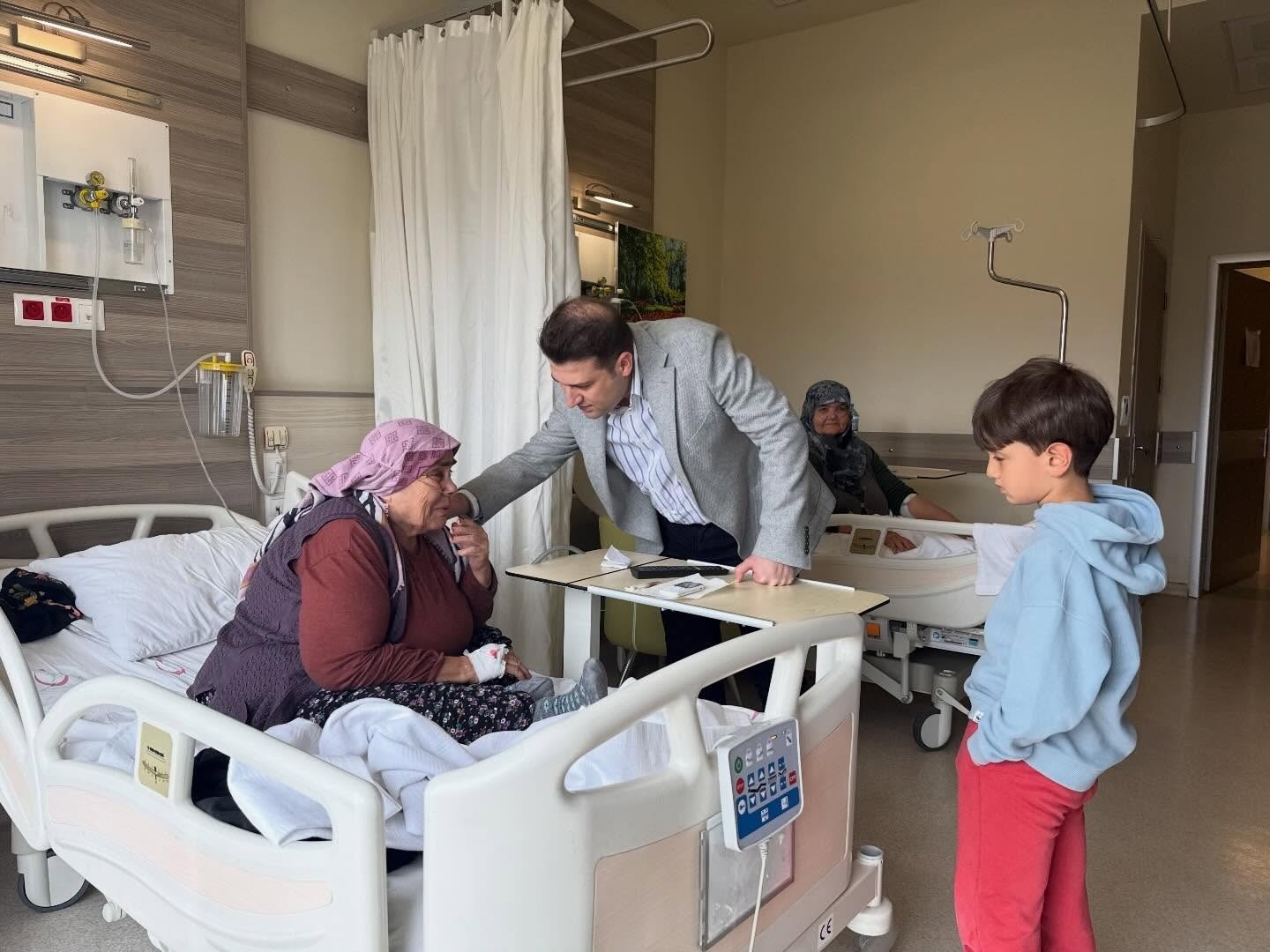 Çivril protokolü bayramda vatandaşlar ve görevi başındaki personeli yalnız bırakmadı