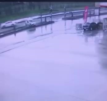 Diyarbakır’da trafik kazası güvenlik kamerasına yansıdı