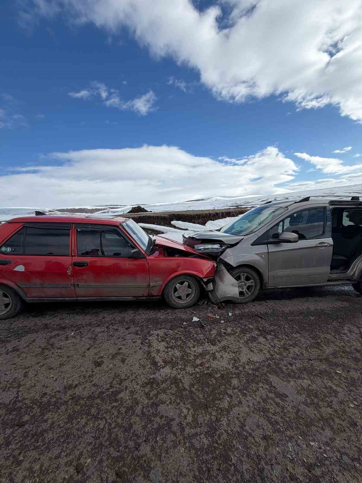 Ardahan’da iki otomobil kafa kafaya çarpıştı: 2 yaralı