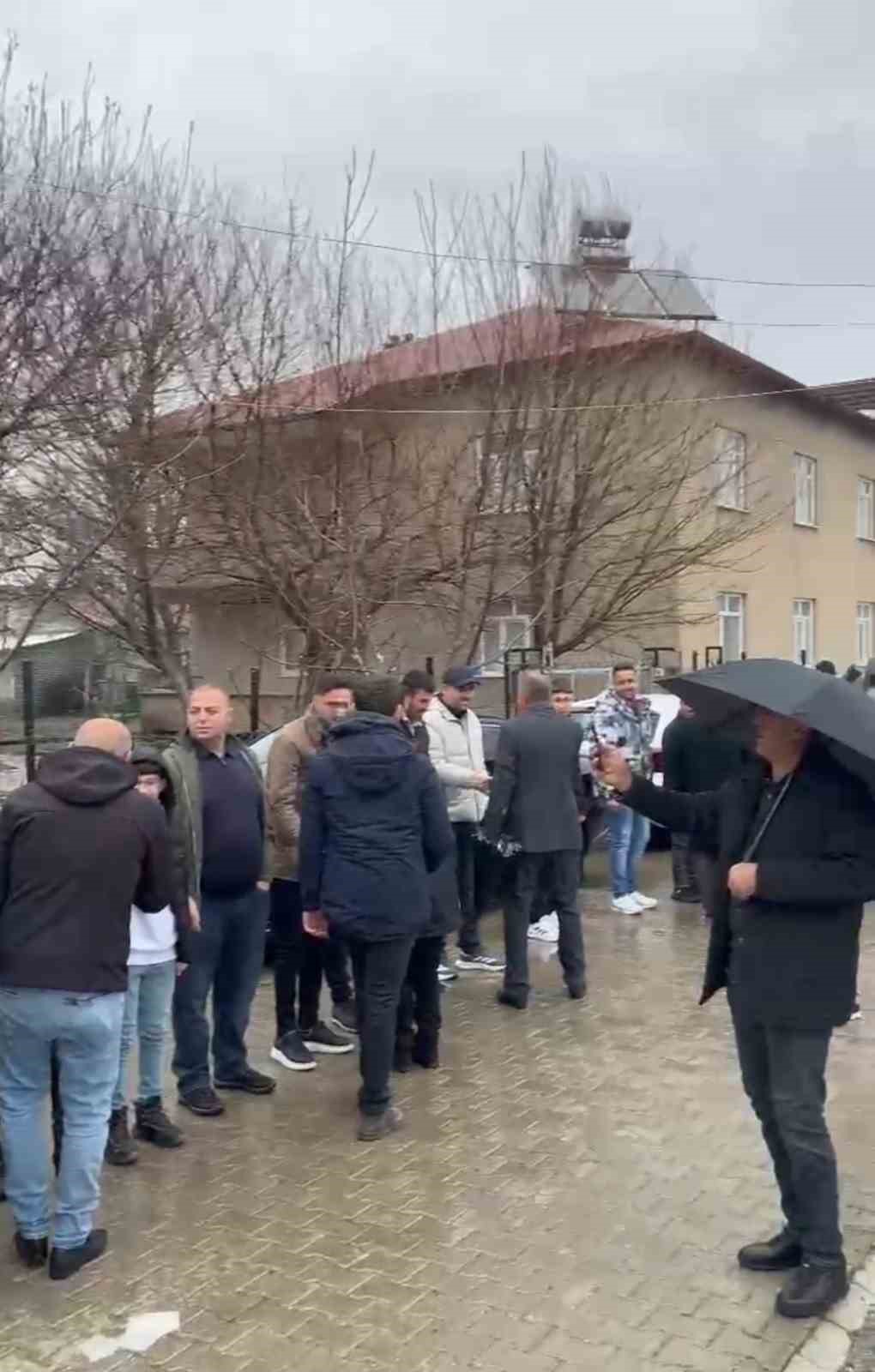 Elazığ’da asırlık bayramlaşma geleneğinde metrelerce kuyruk