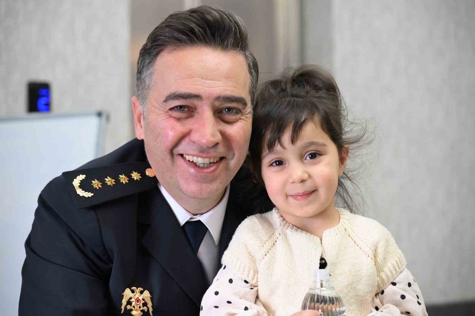 Ağrı Emniyet Müdürü Önder’den bayram mesaisindeki polislere ziyaret