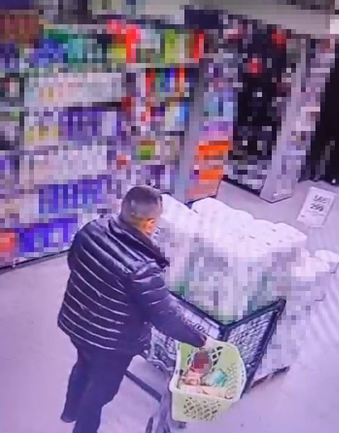 Marketten alkol çaldı, kimse görmeden şişeleri pantolonun içine soktu