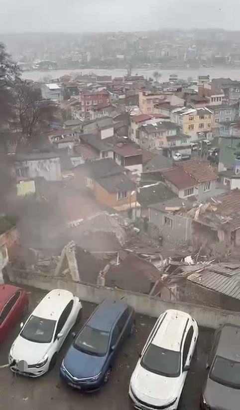 Fatih’te çöken binadan dumanların yükseldiği anlar kameraya yansıdı